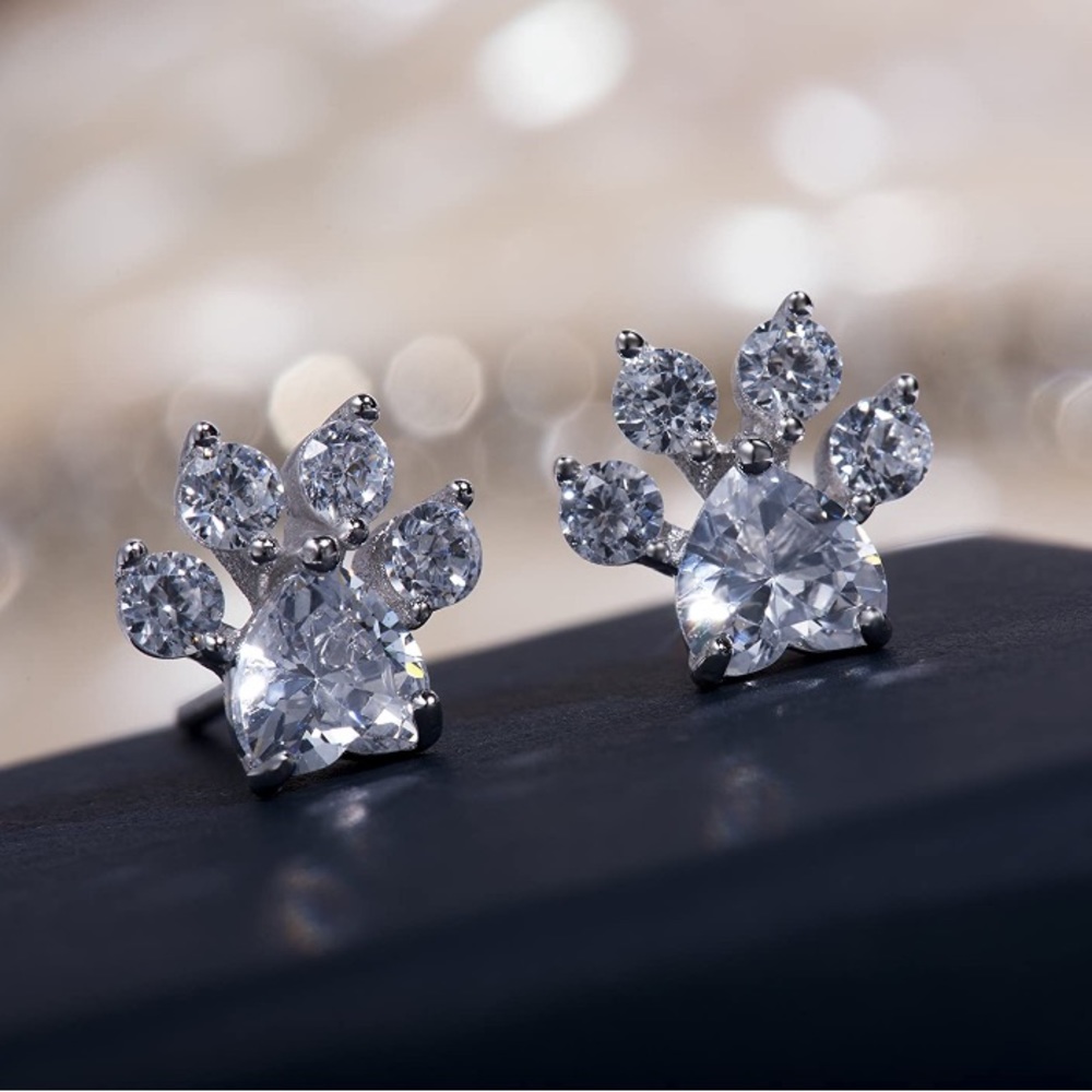Paw Studded Earrings 💎